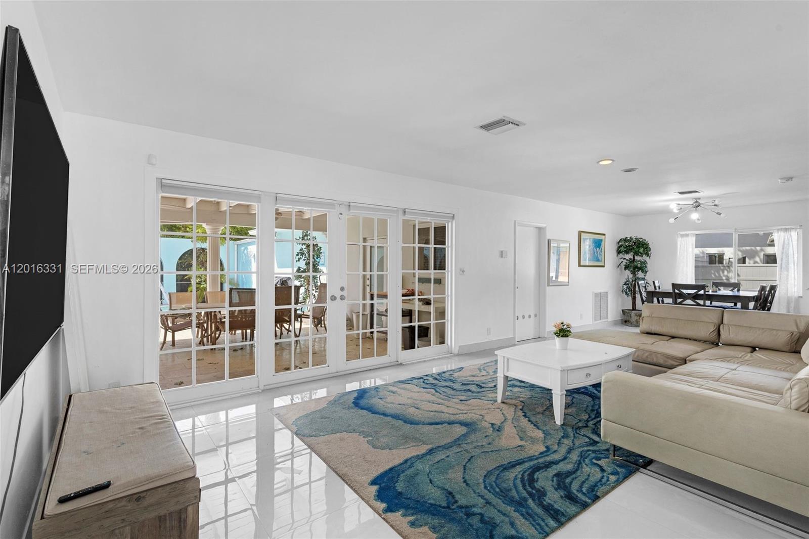 HOLLYWOOD HILLS - Residential