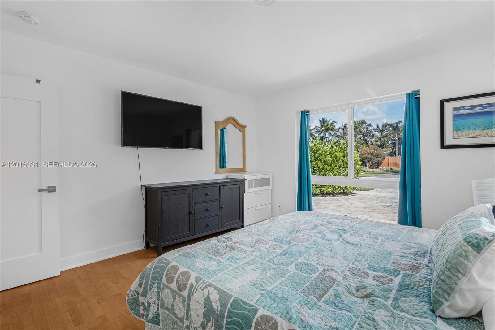 HOLLYWOOD HILLS - Residential