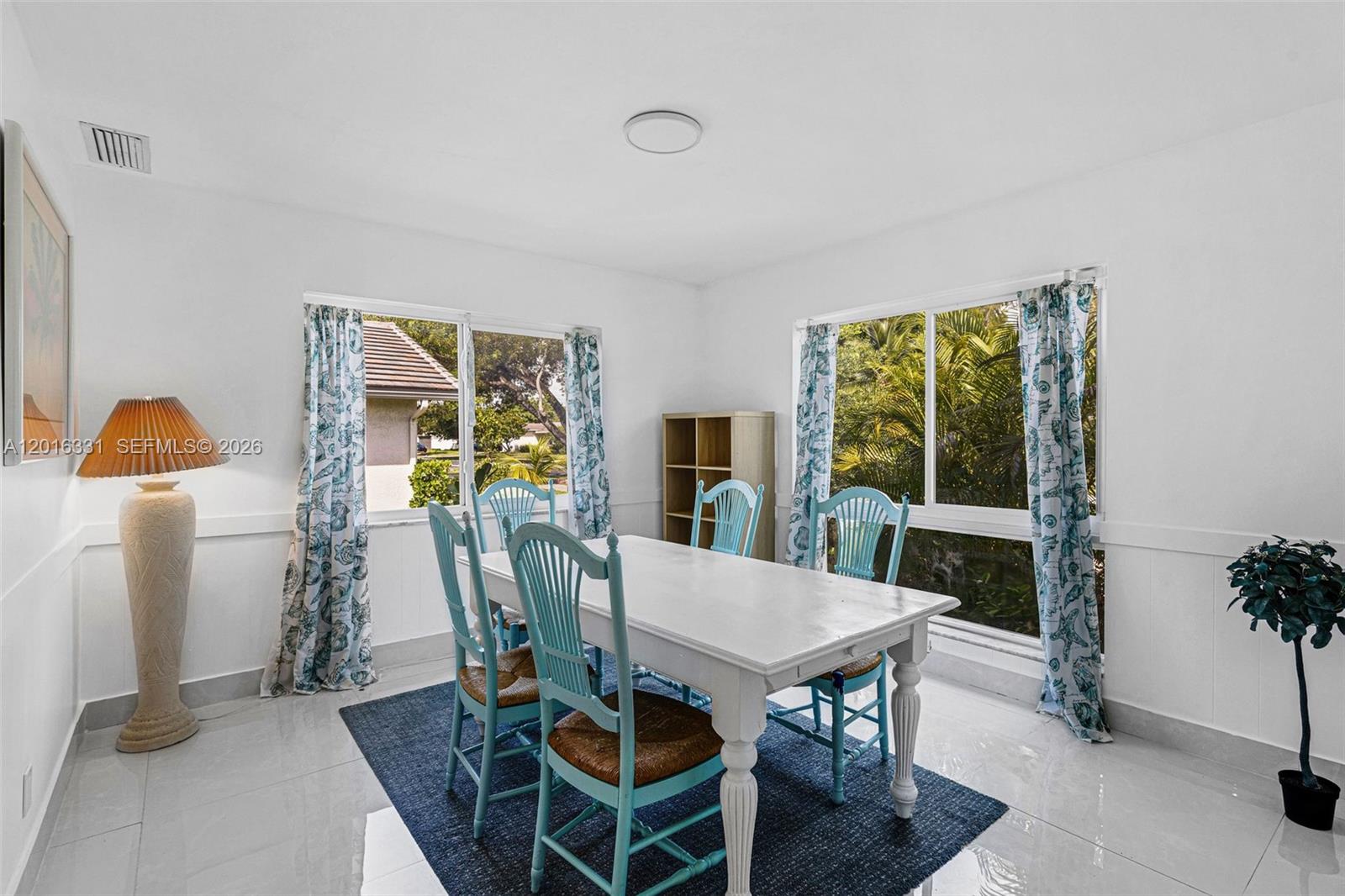 HOLLYWOOD HILLS - Residential
