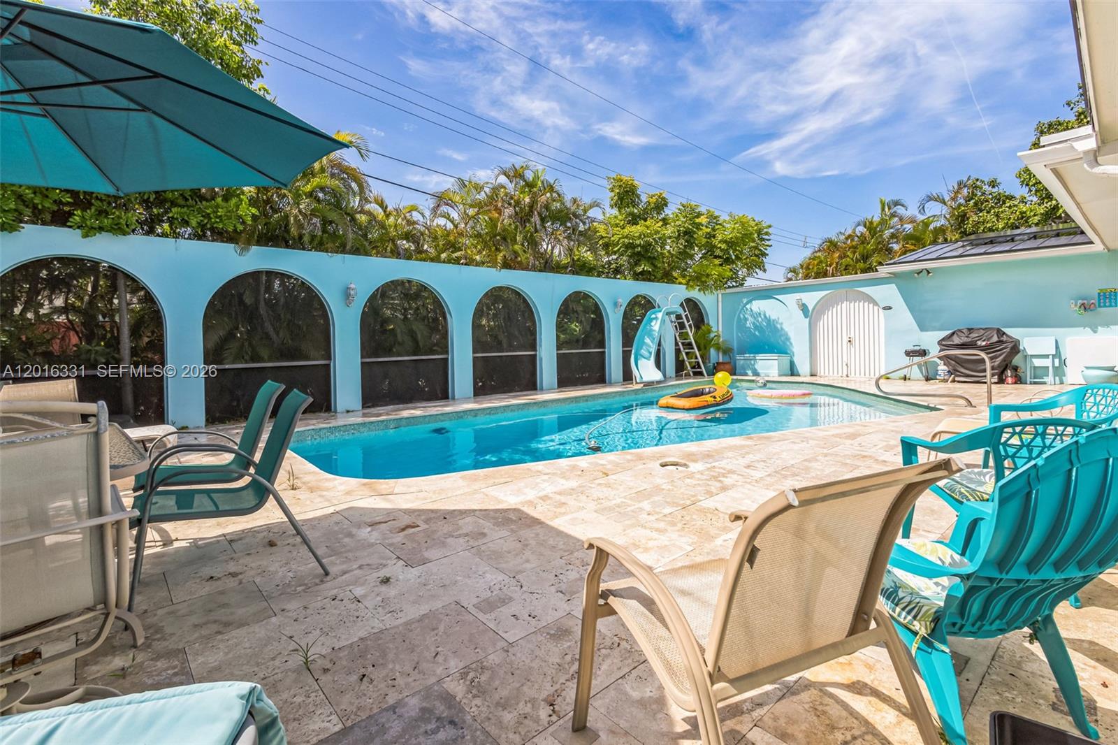 HOLLYWOOD HILLS - Residential