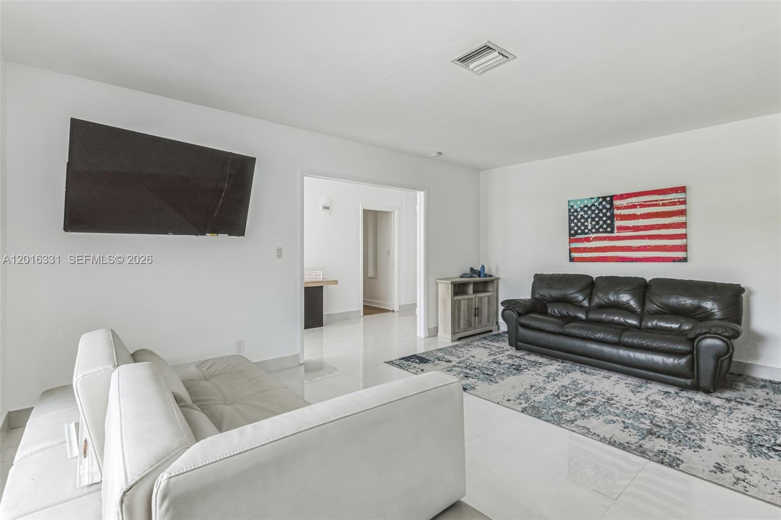 HOLLYWOOD HILLS - Residential