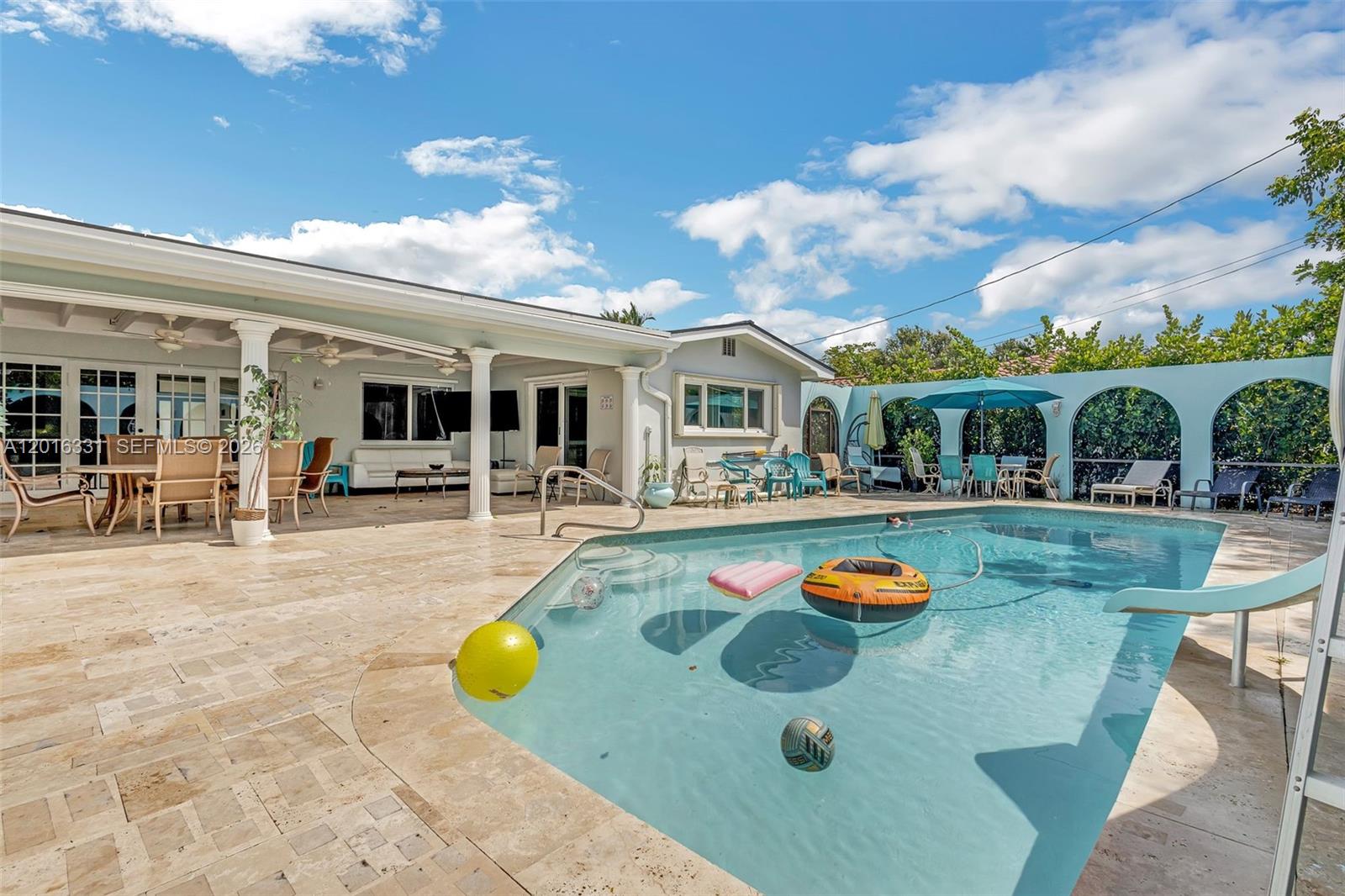 HOLLYWOOD HILLS - Residential