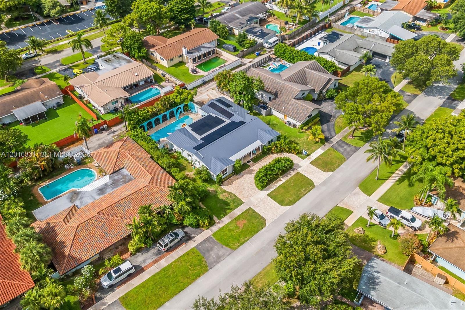 HOLLYWOOD HILLS - Residential