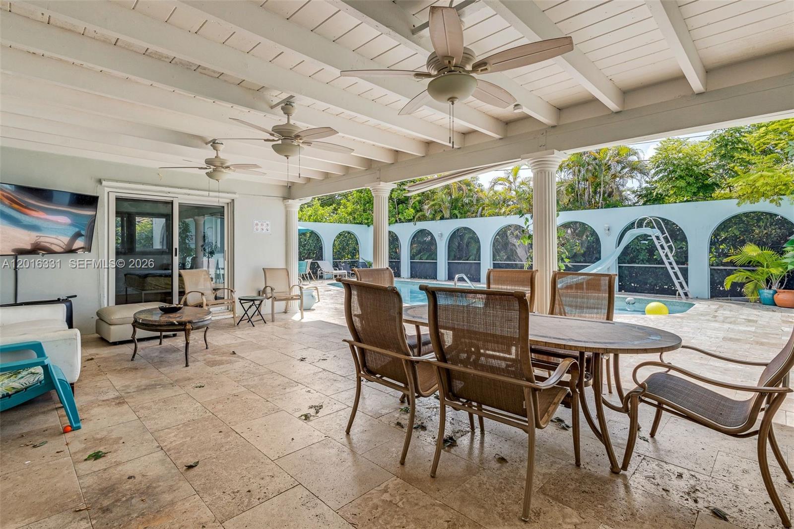 HOLLYWOOD HILLS - Residential