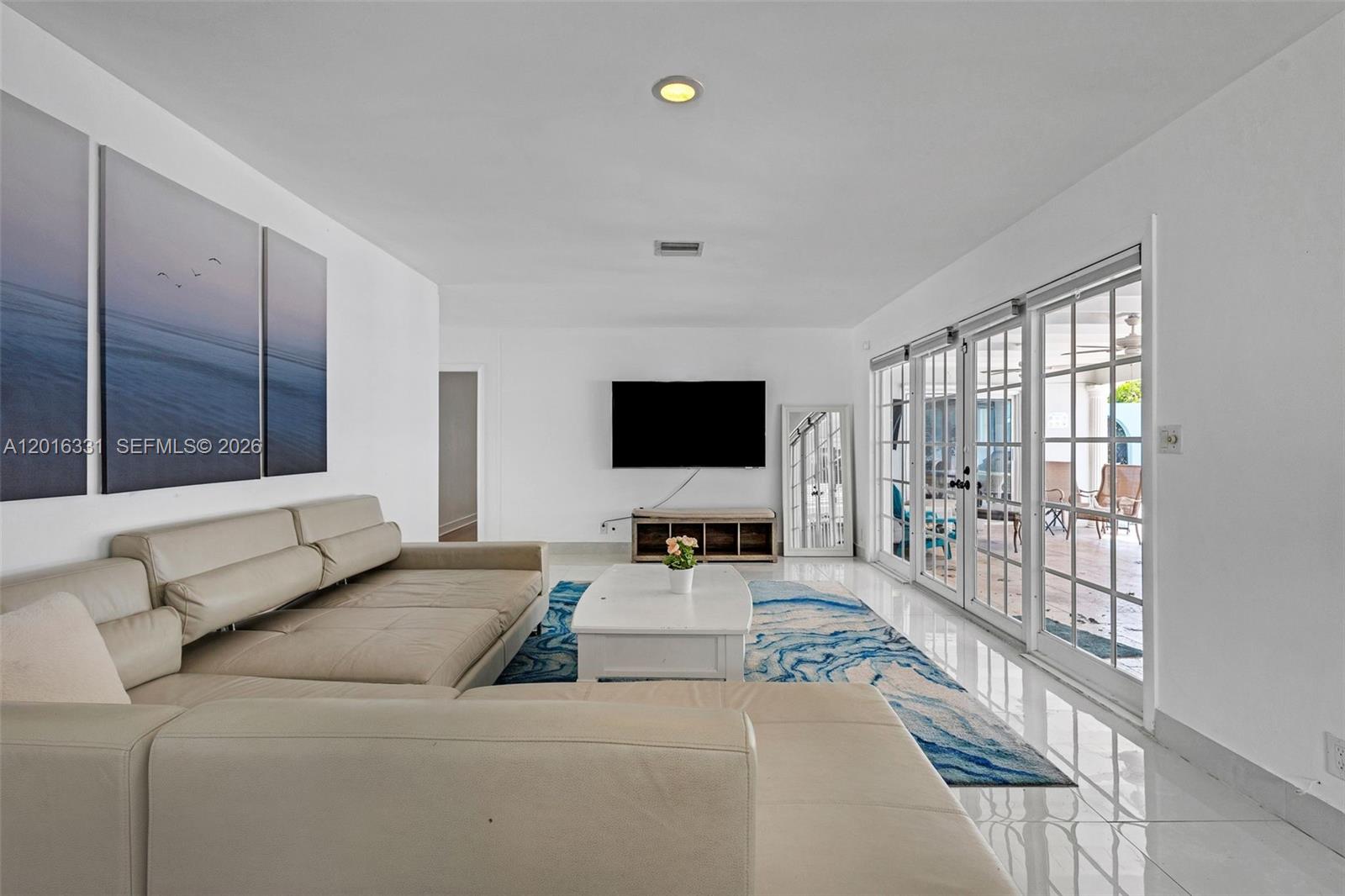 HOLLYWOOD HILLS - Residential
