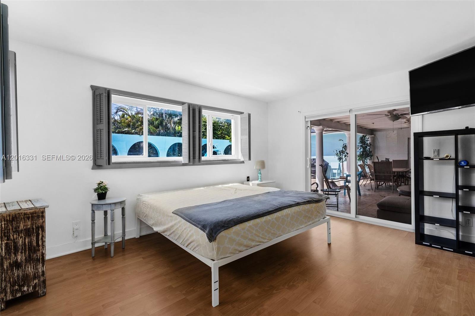 HOLLYWOOD HILLS - Residential