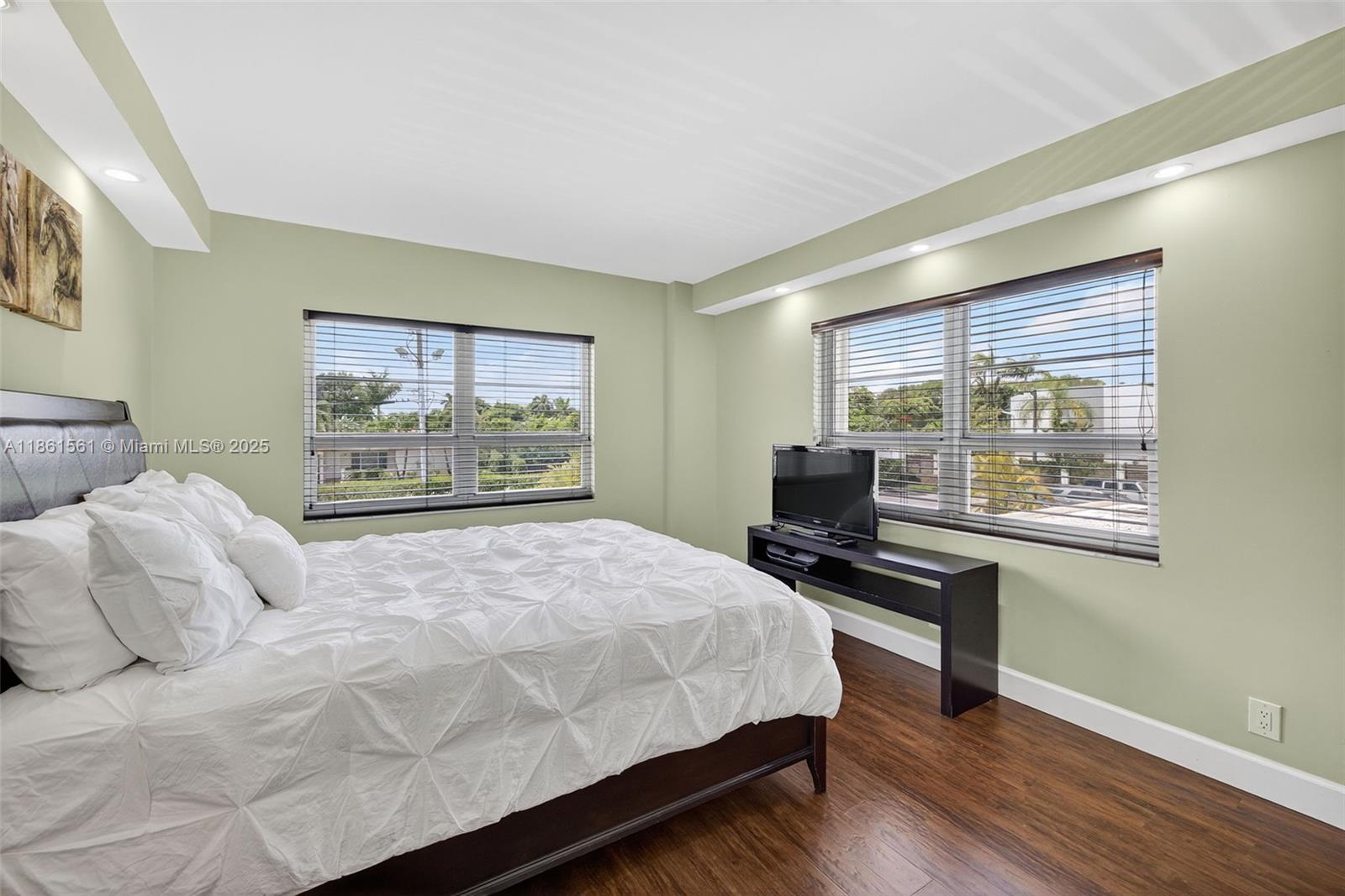 CORAL LAKE TOWER CONDO - Residential Lease