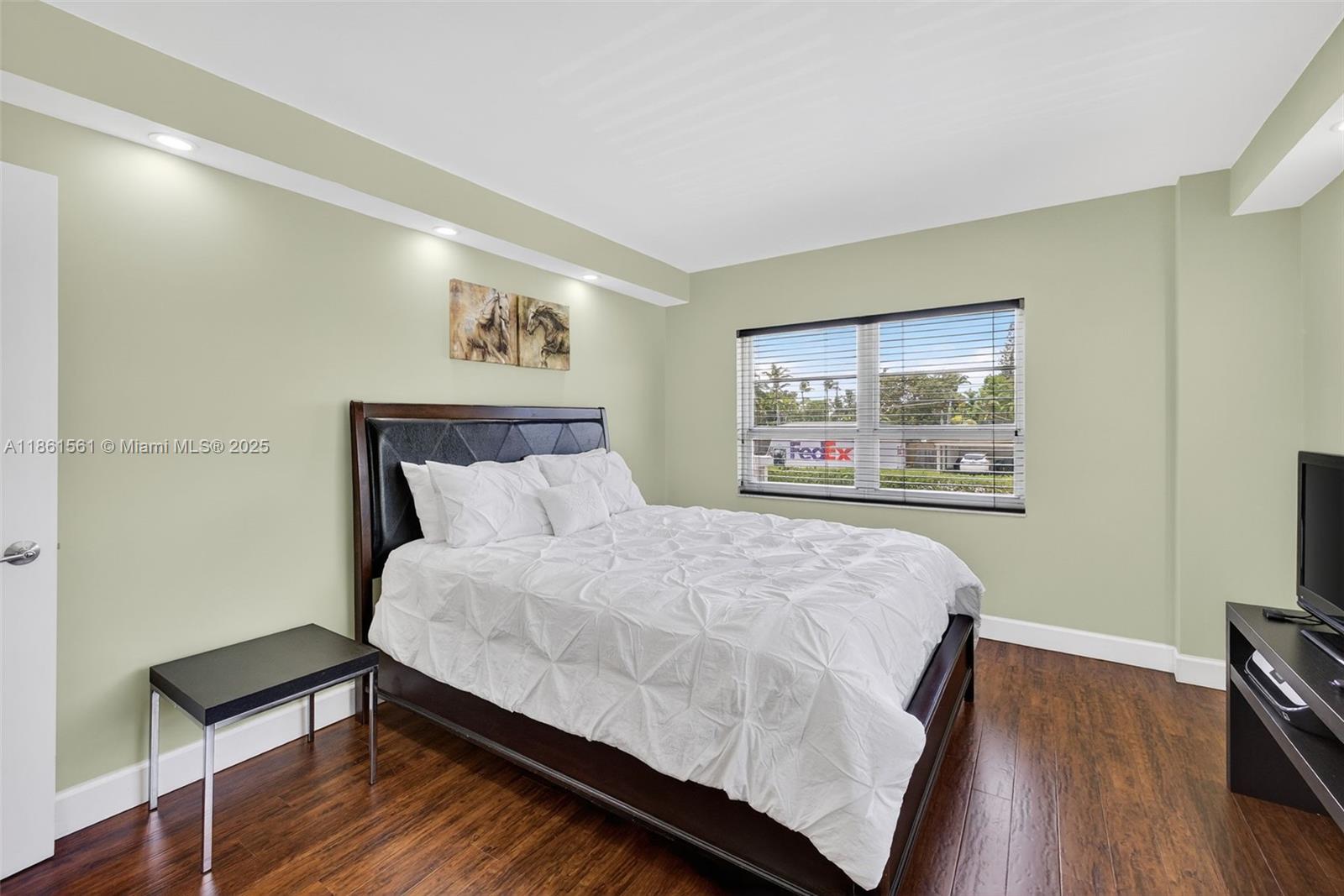 CORAL LAKE TOWER CONDO - Residential Lease