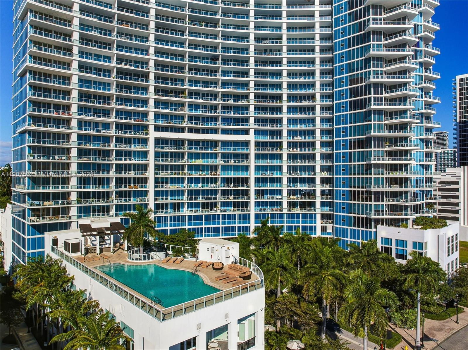 PARAMOUNT BAY CONDO - Residential