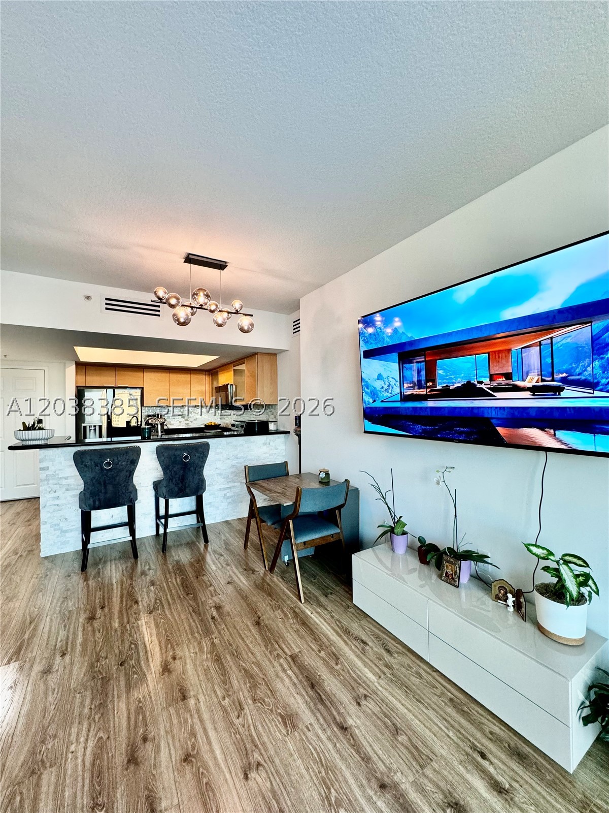 HOLLYWOOD STATION RES CON - Residential
