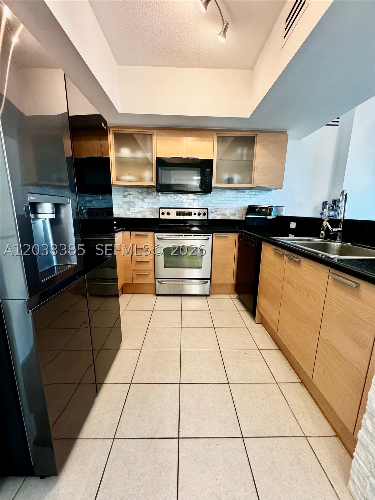 HOLLYWOOD STATION RES CON - Residential