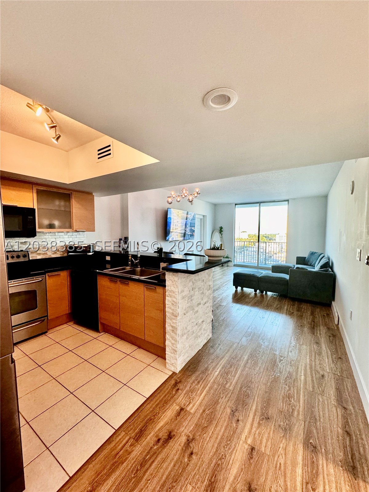 HOLLYWOOD STATION RES CON - Residential