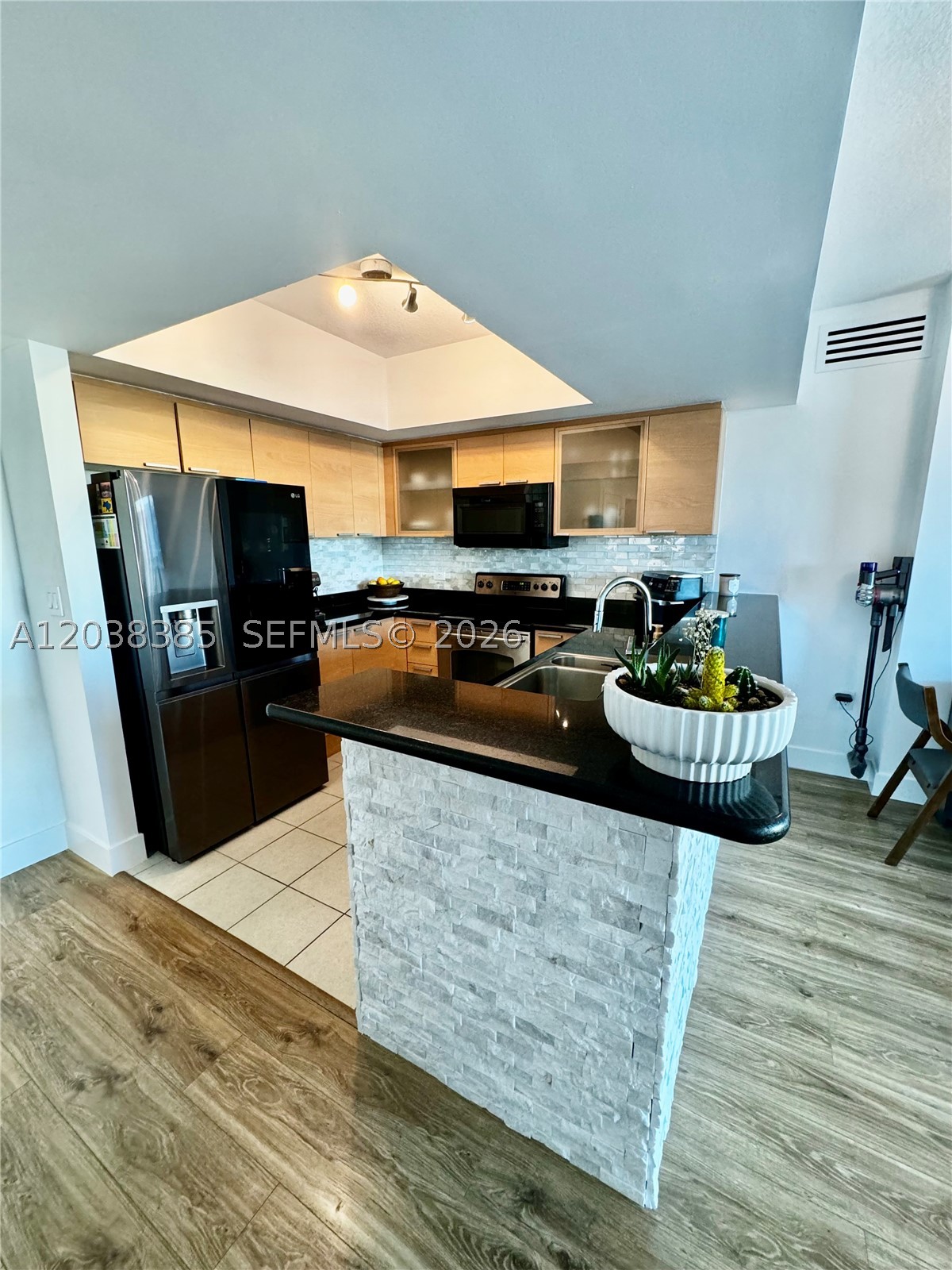 HOLLYWOOD STATION RES CON - Residential