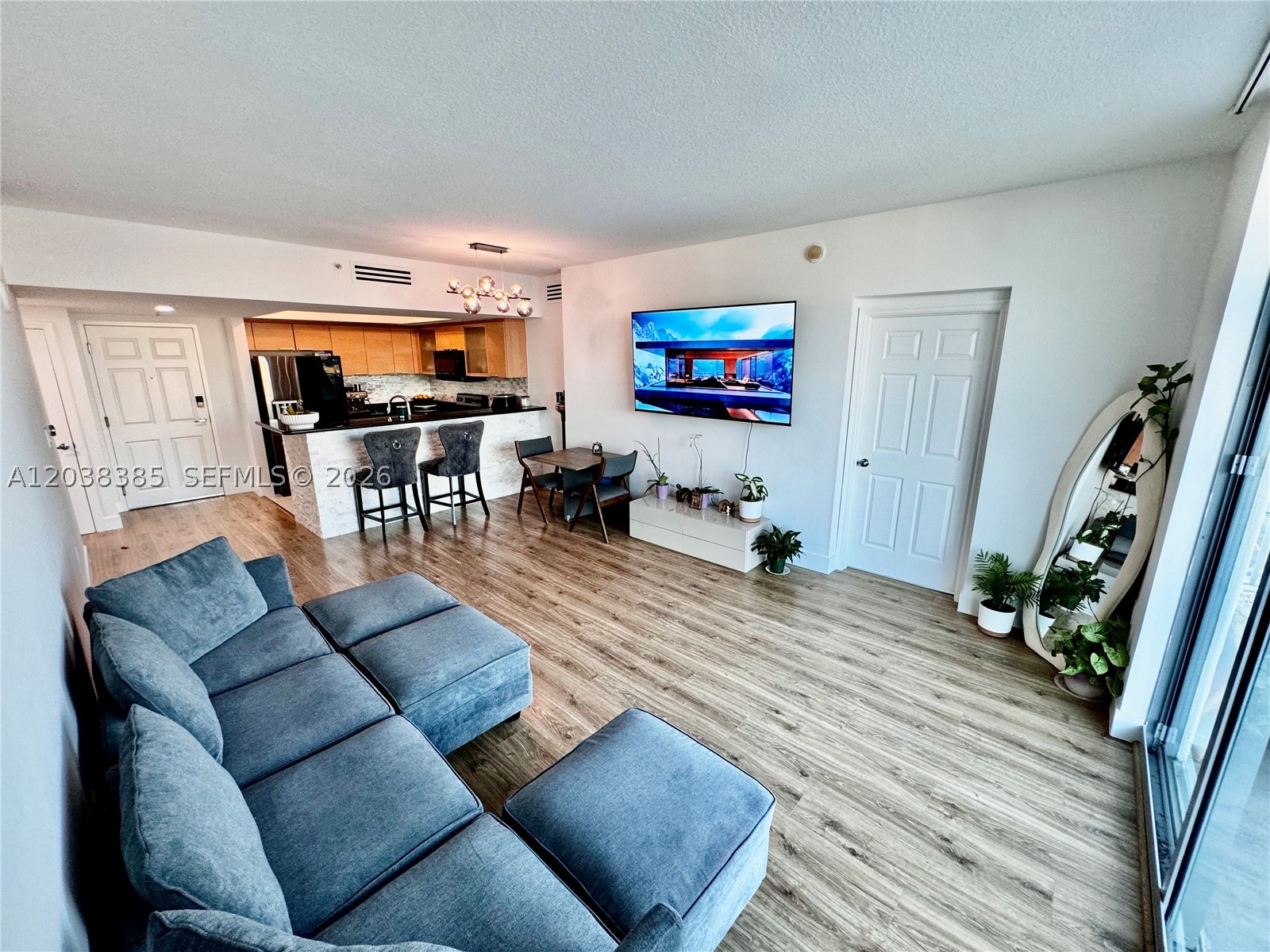 HOLLYWOOD STATION RES CON - Residential