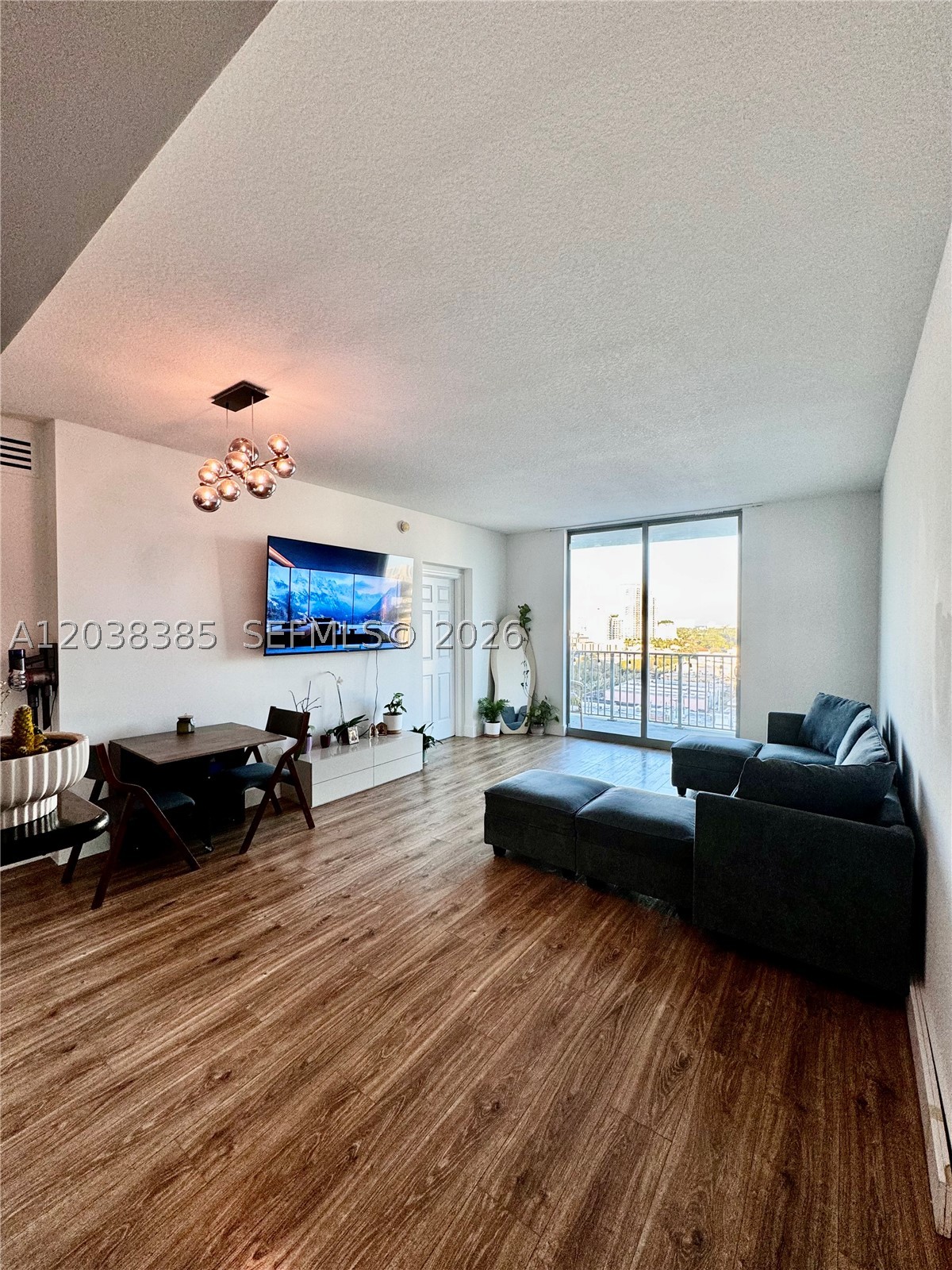 HOLLYWOOD STATION RES CON - Residential