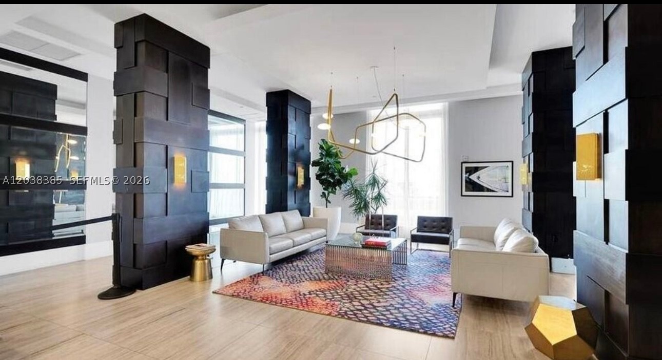 HOLLYWOOD STATION RES CON - Residential