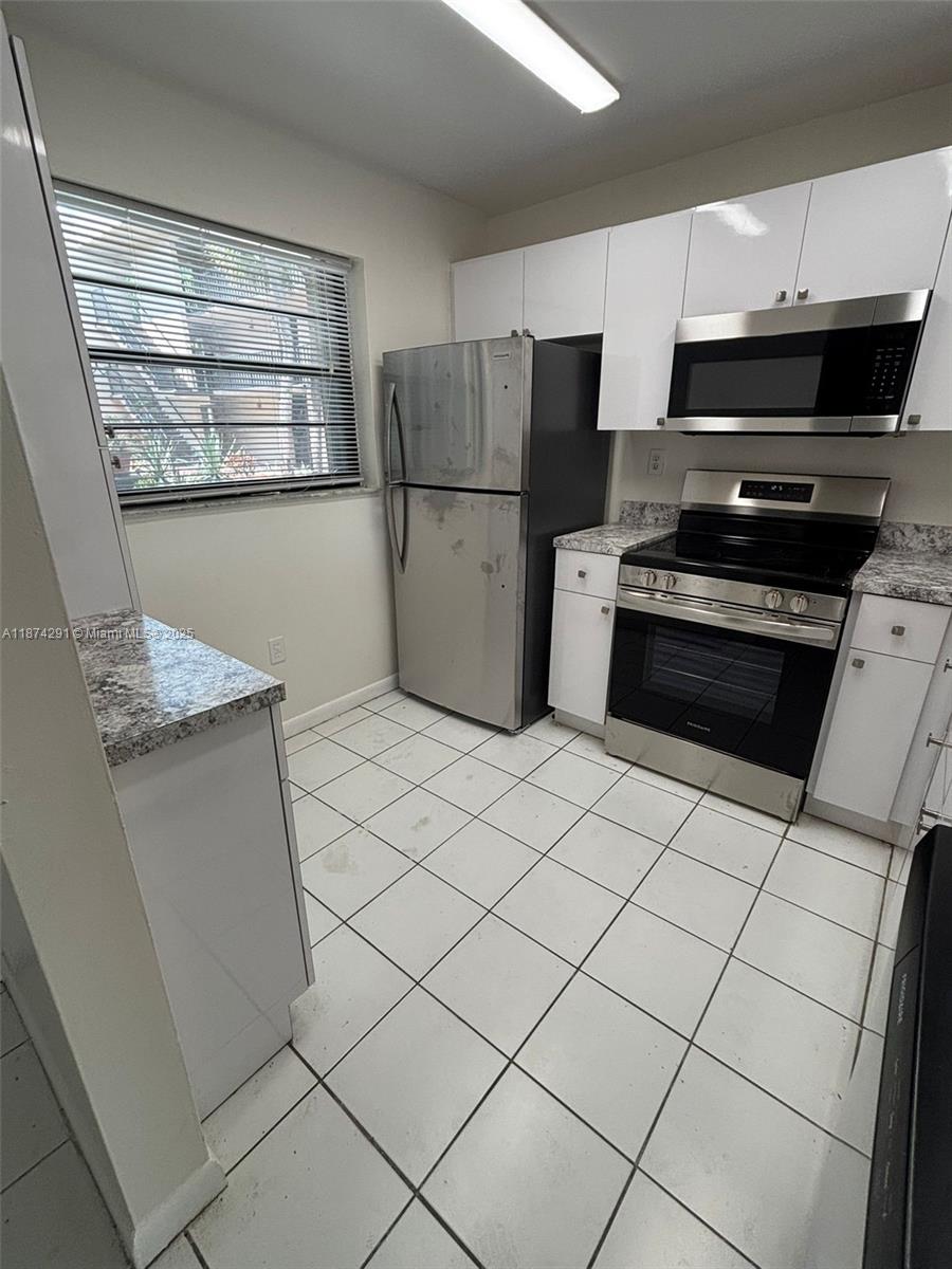 LARGE ONE BEDROOM TWO AND A HALF BATH CONDO CENTRALLY LOCATED FIRST FLOOR CONDO CONVENIENTLY LOCATED BY ENTRANCE GATE AT REAR OF COMPLEX. PERFECT LOCATION ACROSS FROM MIAMI DADE COLLEGE AND COMMUNITY CENTER. VERY LARGE PATIO THAT HAS DIRECT ACCESS TO PARKING. COMMUNITY HAS SECURITY GATES, POOL, TENNIS COURTS AND WASHER AND DRYER ON EVERY FLOOR. ASSOCIATION APPROVAL REQUIRED. NO PETS ALLOWED PER ASSOCIATION.
