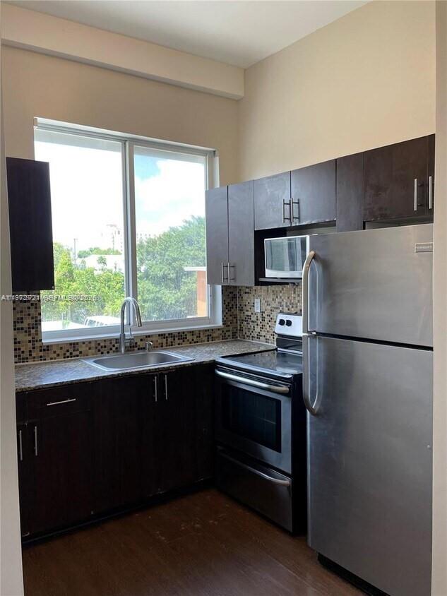 LAWRENCE ESTATES LAND COS - Residential Lease