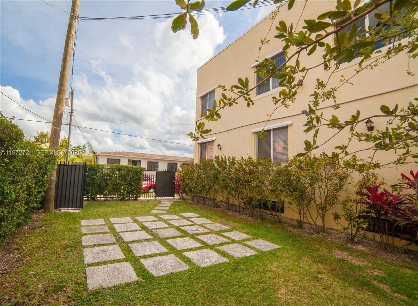 LAWRENCE ESTATES LAND COS - Residential Lease