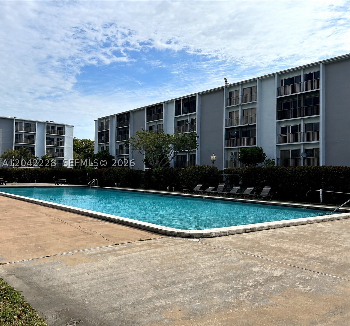 LAKESHORE AT UNIVERSITY P - Residential
