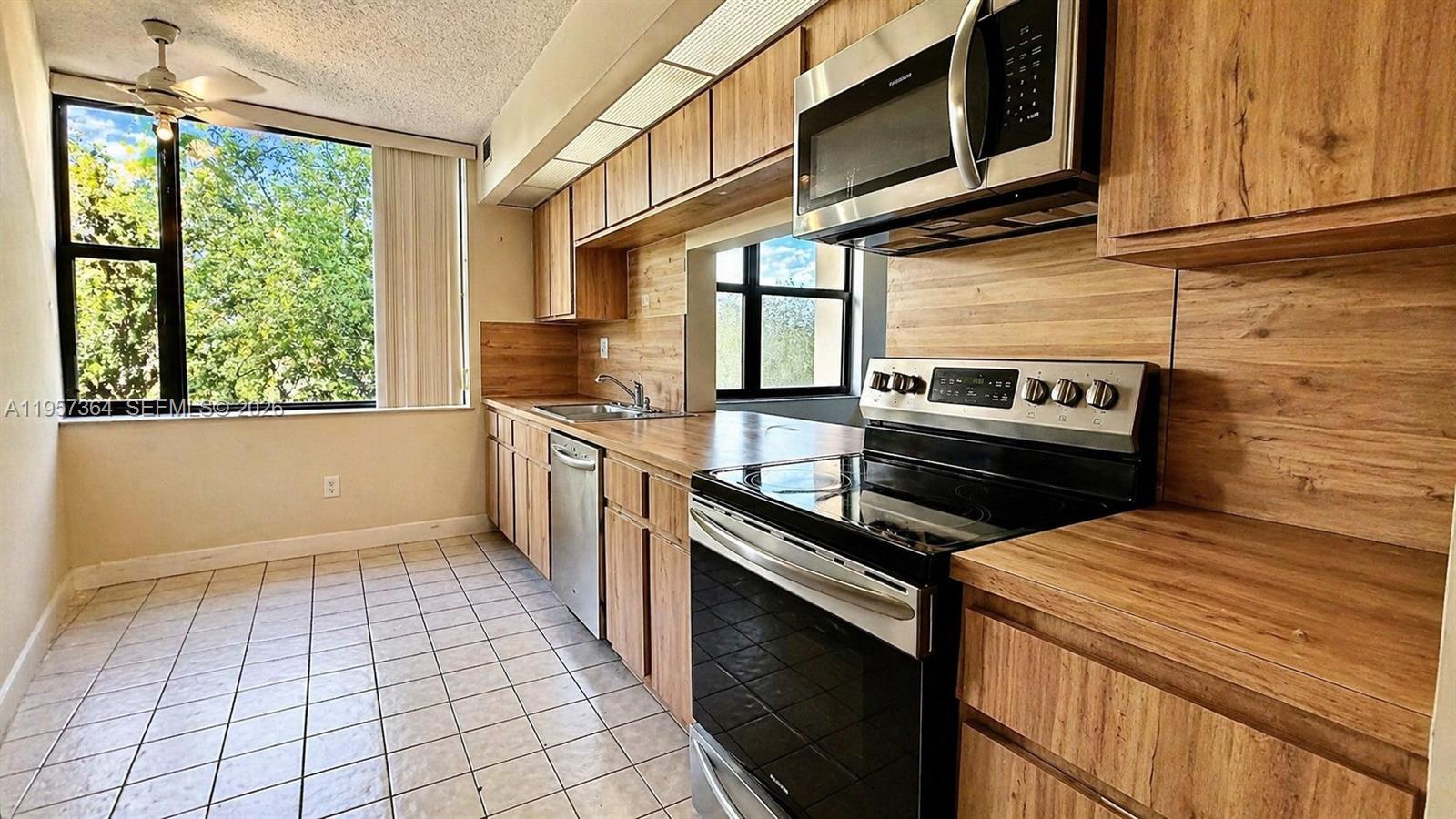 Excellent opportunity in the heart of Plantation. Spacious 2-bedroom, 2-bathroom unit offering 1,370 sqft of well-distributed living space. The residence features generous living and dining areas, ideal for comfortable everyday living and entertaining.
Located in a highly desirable area, within walking distance to Publix and a nearby shopping plaza with restaurants, stores, and everyday conveniences, providing a truly walkable lifestyle.
The layout is bright and functional, with well-sized bedrooms, a large primary closet, and great potential for personalization.
Ideal for both end users and investors, as the property can be occupied or rented immediately after purchase, making it a versatile and attractive opportunity.
Conveniently close to major roads, shopping, parks, and essential services.
A solid opportunity in one of Plantation’s most sought-after locations.