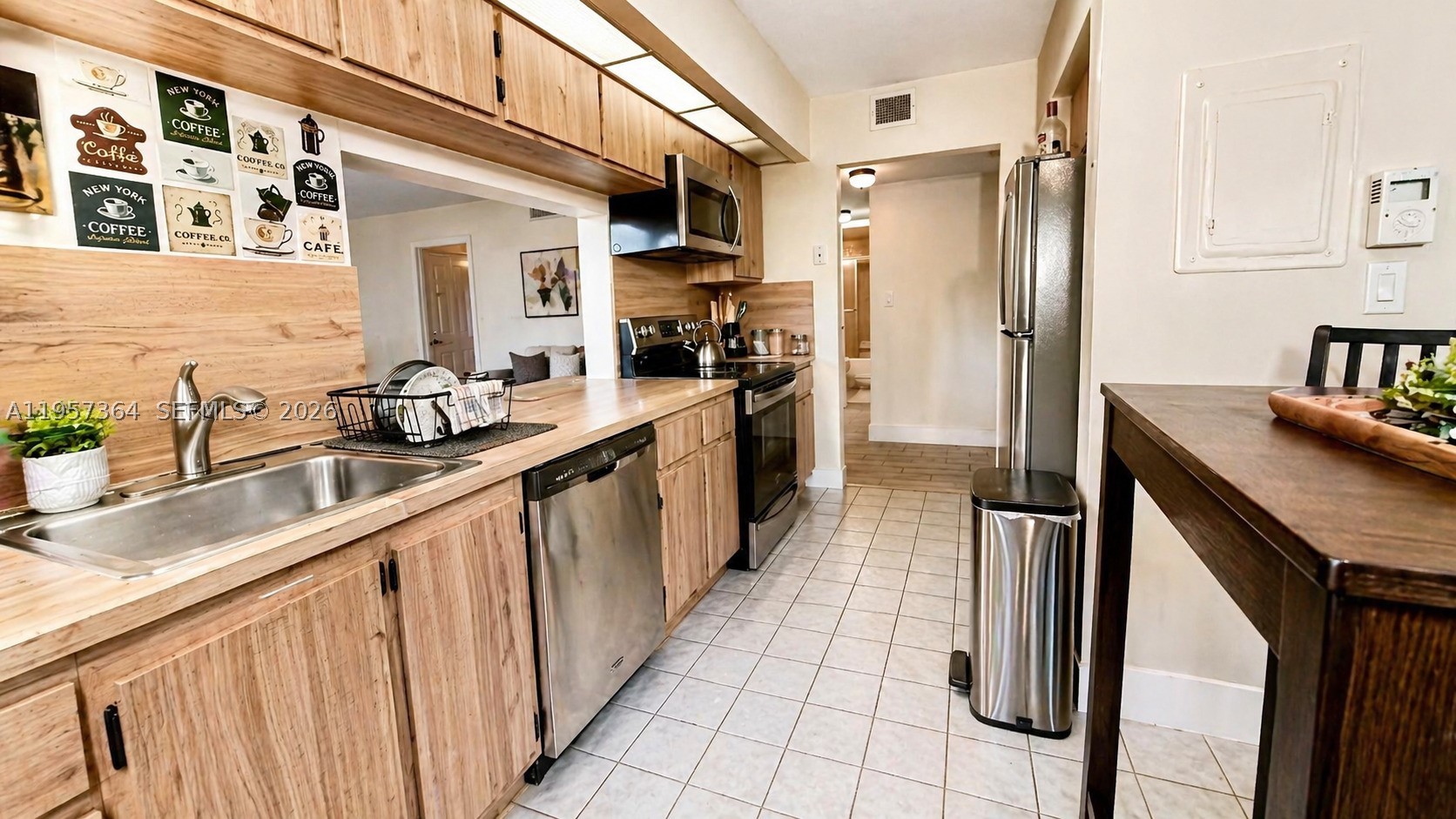Excellent opportunity in the heart of Plantation. Spacious 2-bedroom, 2-bathroom unit offering 1,370 sqft of well-distributed living space. The residence features generous living and dining areas, ideal for comfortable everyday living and entertaining.
Located in a highly desirable area, within walking distance to Publix and a nearby shopping plaza with restaurants, stores, and everyday conveniences, providing a truly walkable lifestyle.
The layout is bright and functional, with well-sized bedrooms, a large primary closet, and great potential for personalization.
Ideal for both end users and investors, as the property can be occupied or rented immediately after purchase, making it a versatile and attractive opportunity.
Conveniently close to major roads, shopping, parks, and essential services.
A solid opportunity in one of Plantation’s most sought-after locations.