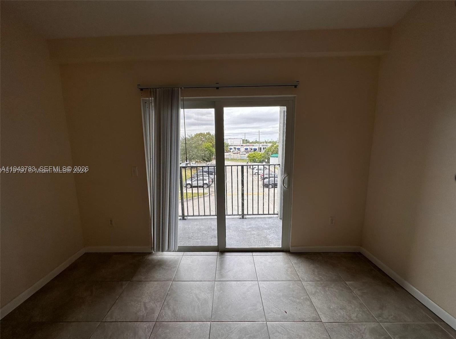 VISTA TRACE 2 CONDO - Residential