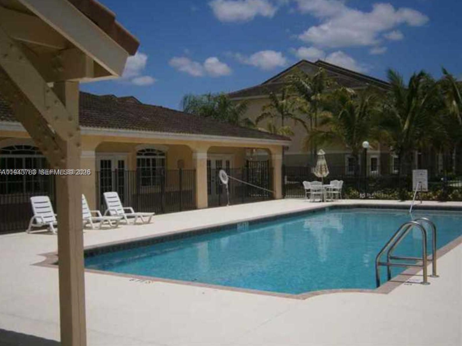 VISTA TRACE 2 CONDO - Residential