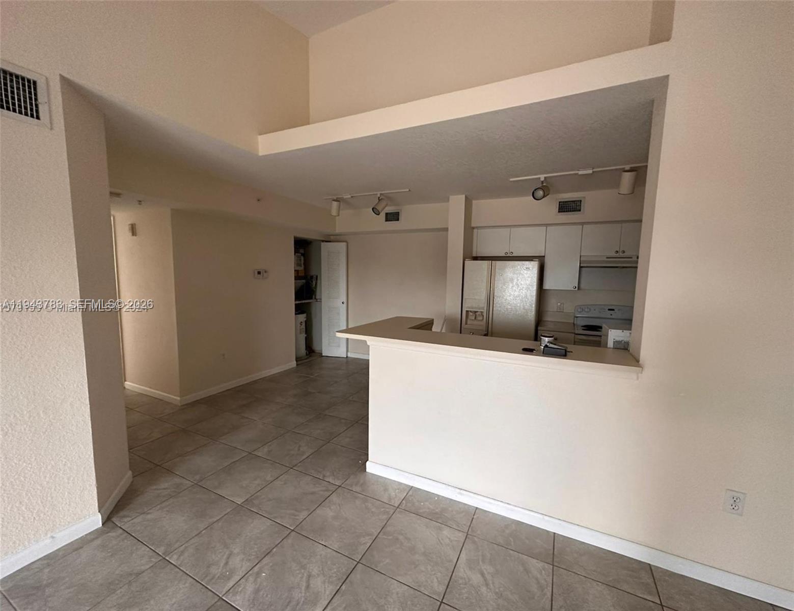 VISTA TRACE 2 CONDO - Residential