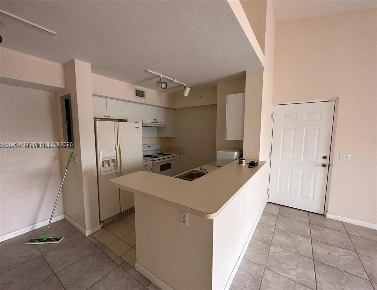 VISTA TRACE 2 CONDO - Residential