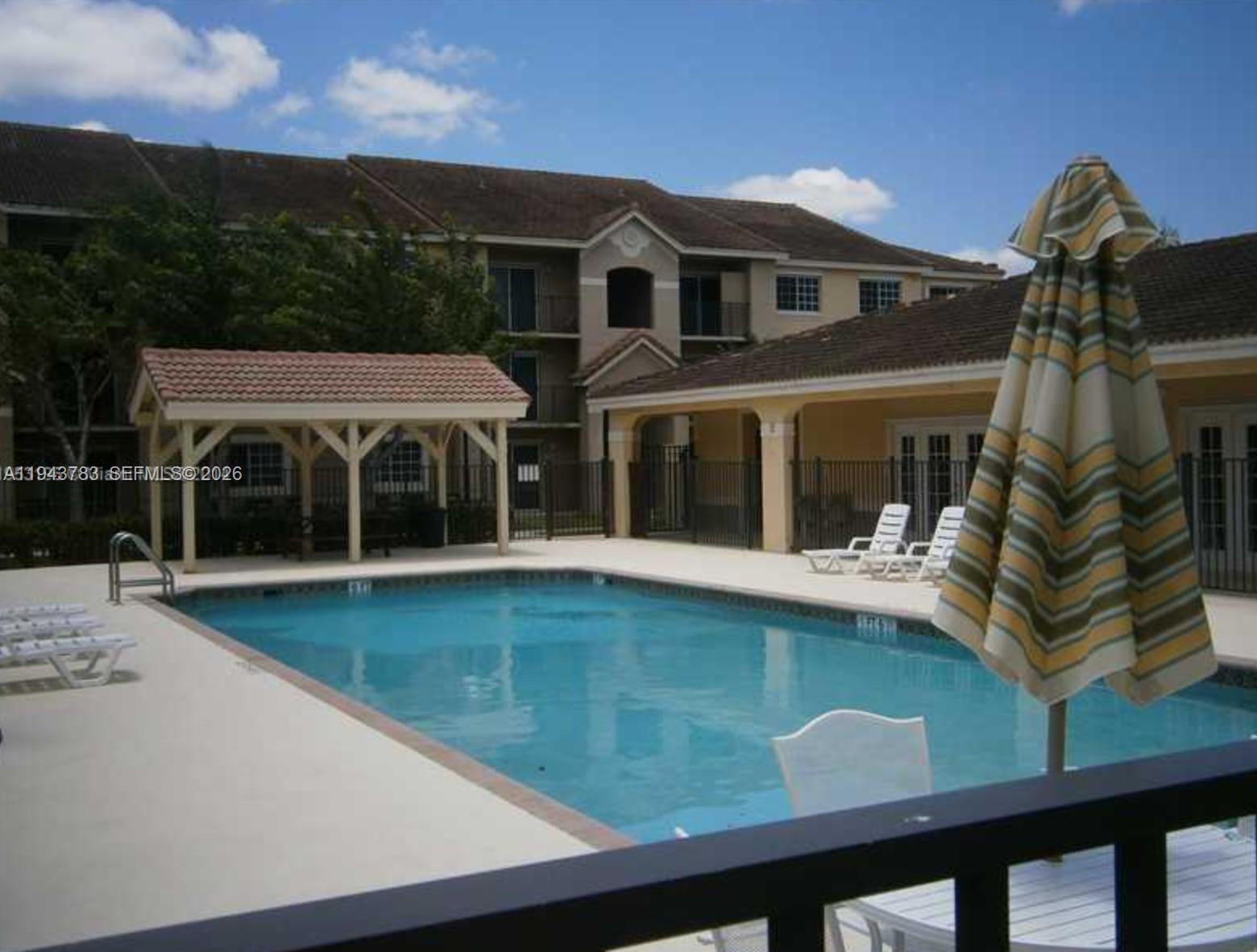 VISTA TRACE 2 CONDO - Residential