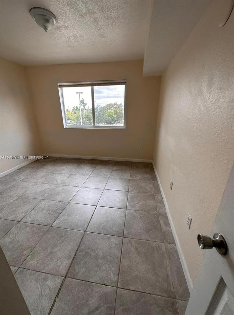 VISTA TRACE 2 CONDO - Residential