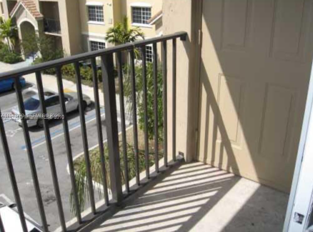 VISTA TRACE 2 CONDO - Residential