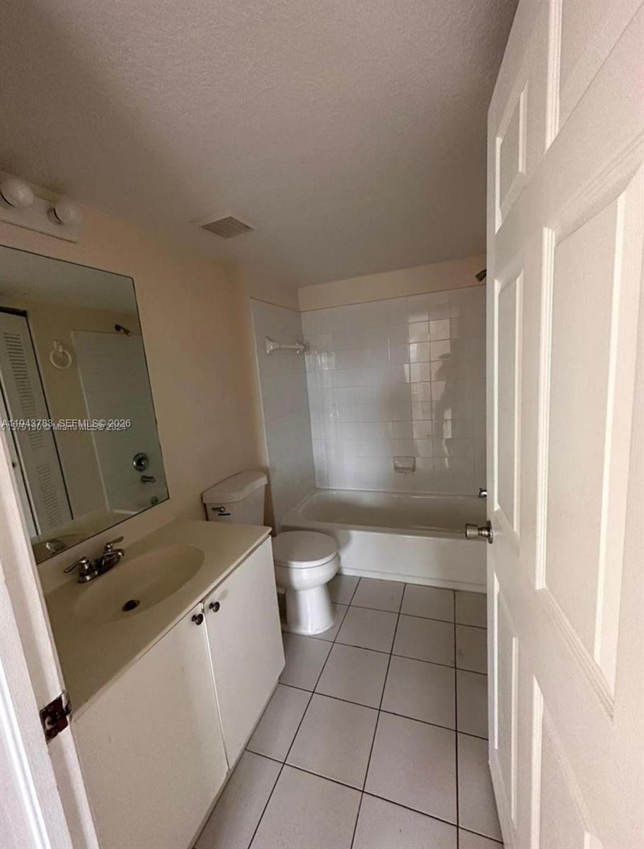 VISTA TRACE 2 CONDO - Residential