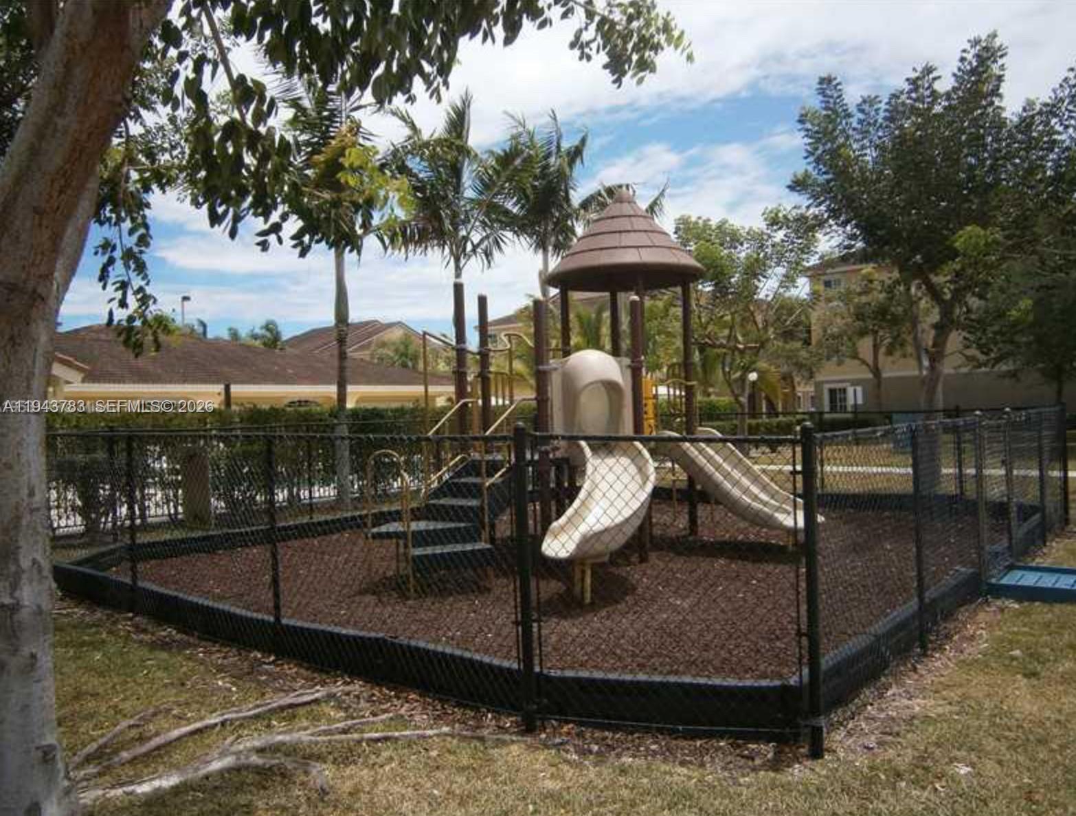 VISTA TRACE 2 CONDO - Residential