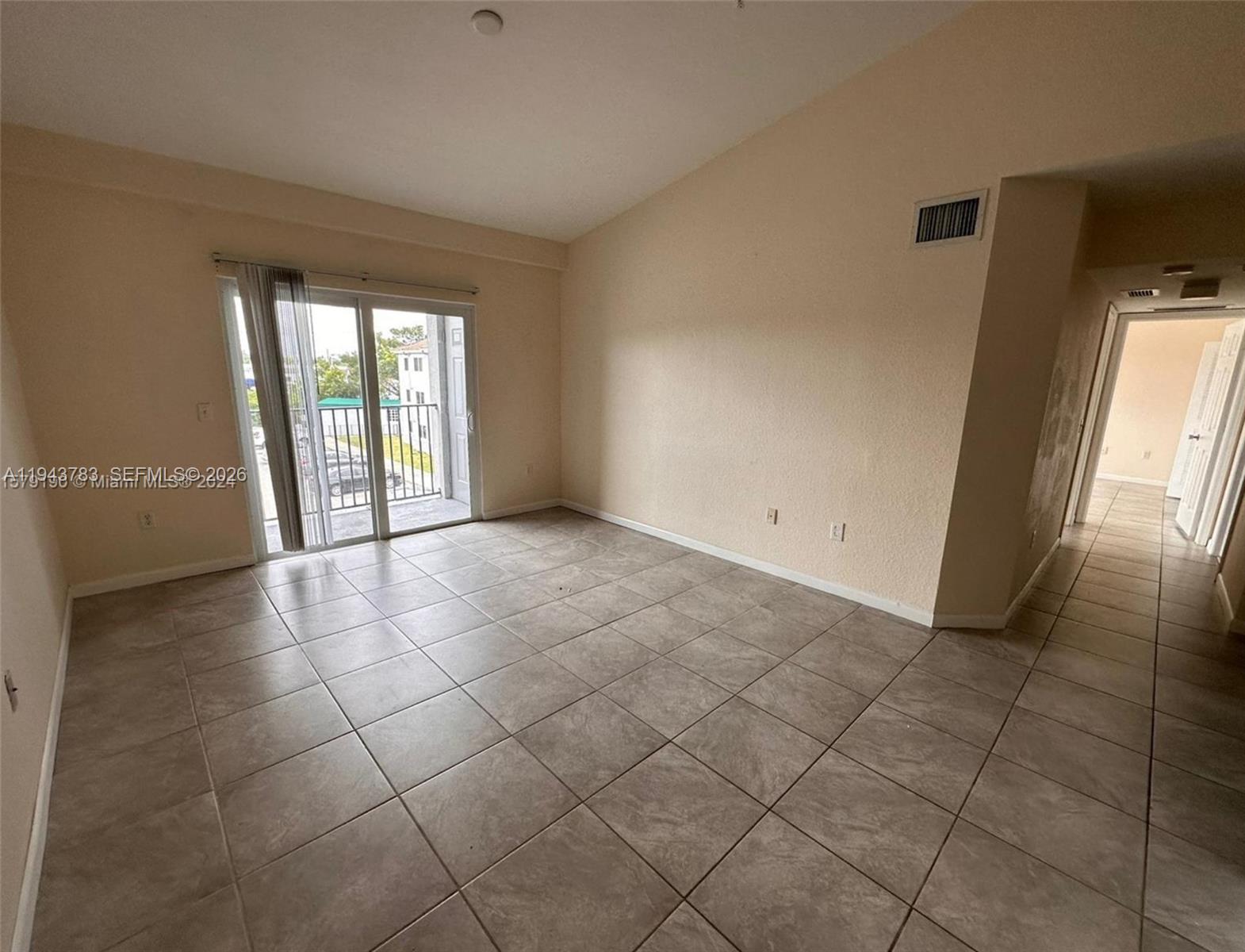 VISTA TRACE 2 CONDO - Residential
