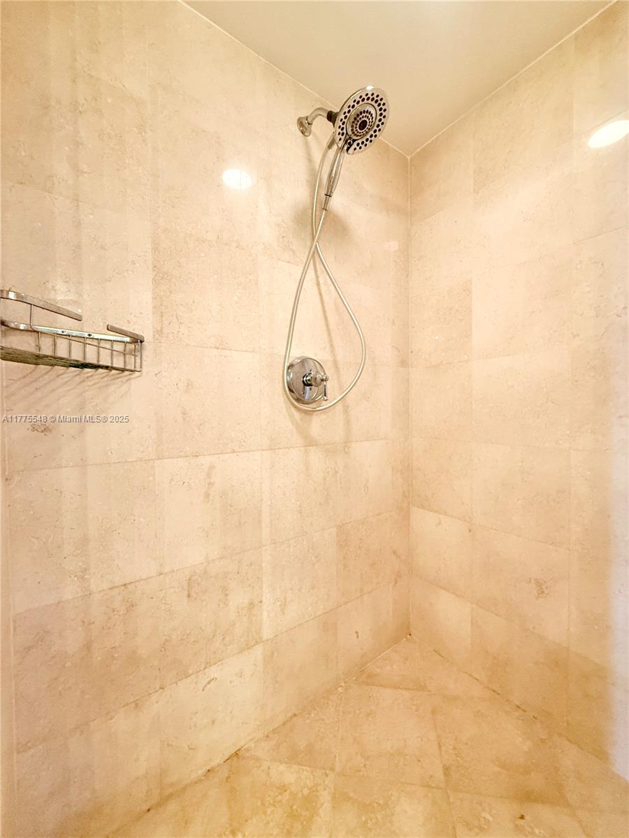 TURNBERRY VILLAGE - Residential Lease