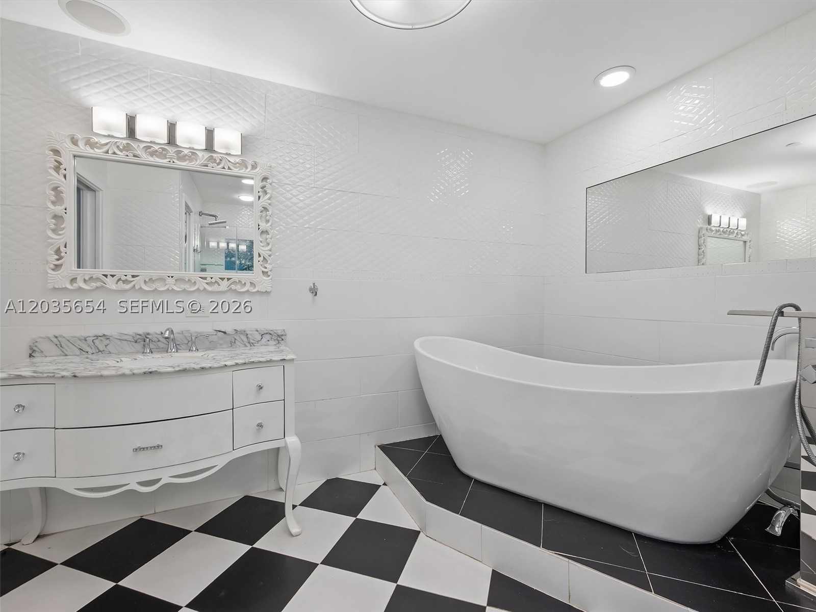 SEASIDE CONDO - Residential
