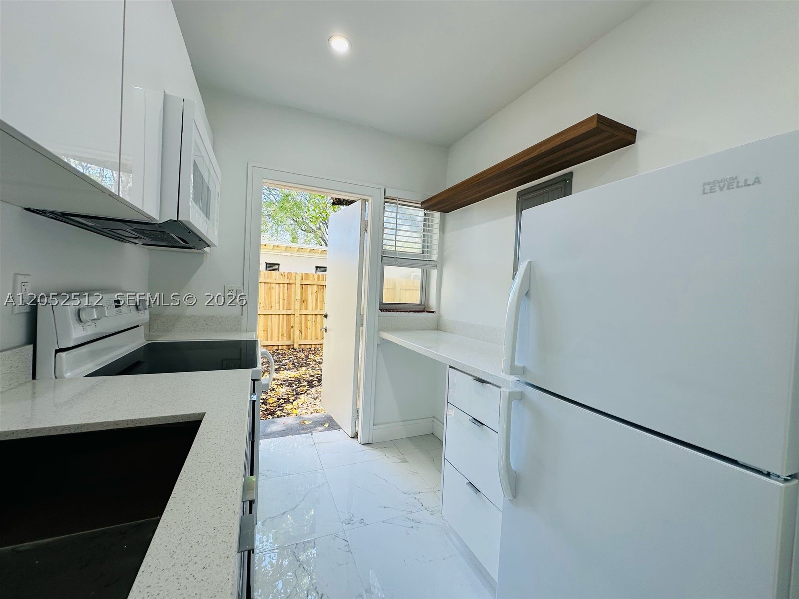 LAUDERDALE - Residential Lease
