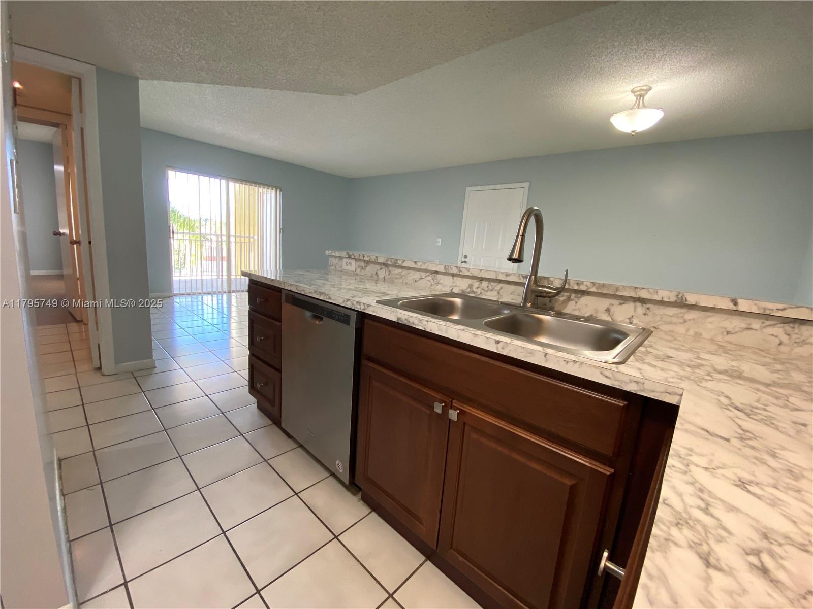 LE CLUB AT OLD CUTLER CON - Residential Lease