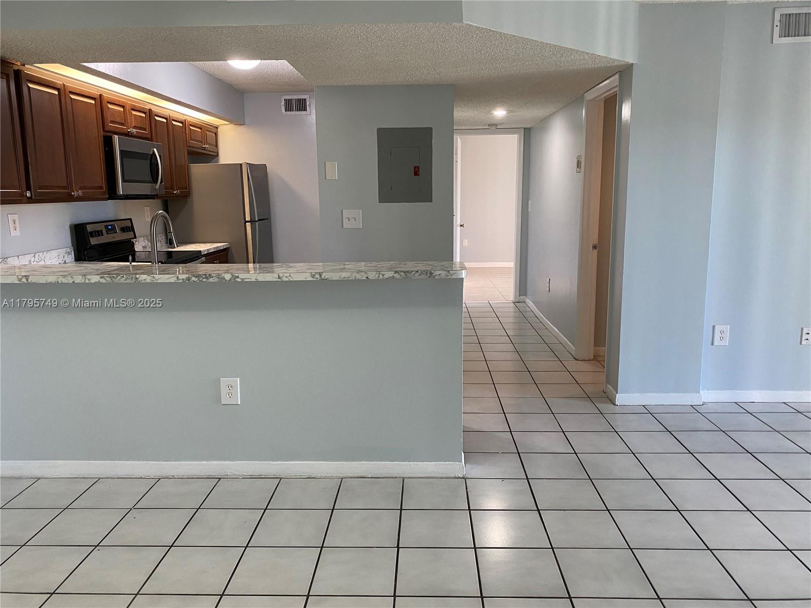 LE CLUB AT OLD CUTLER CON - Residential Lease