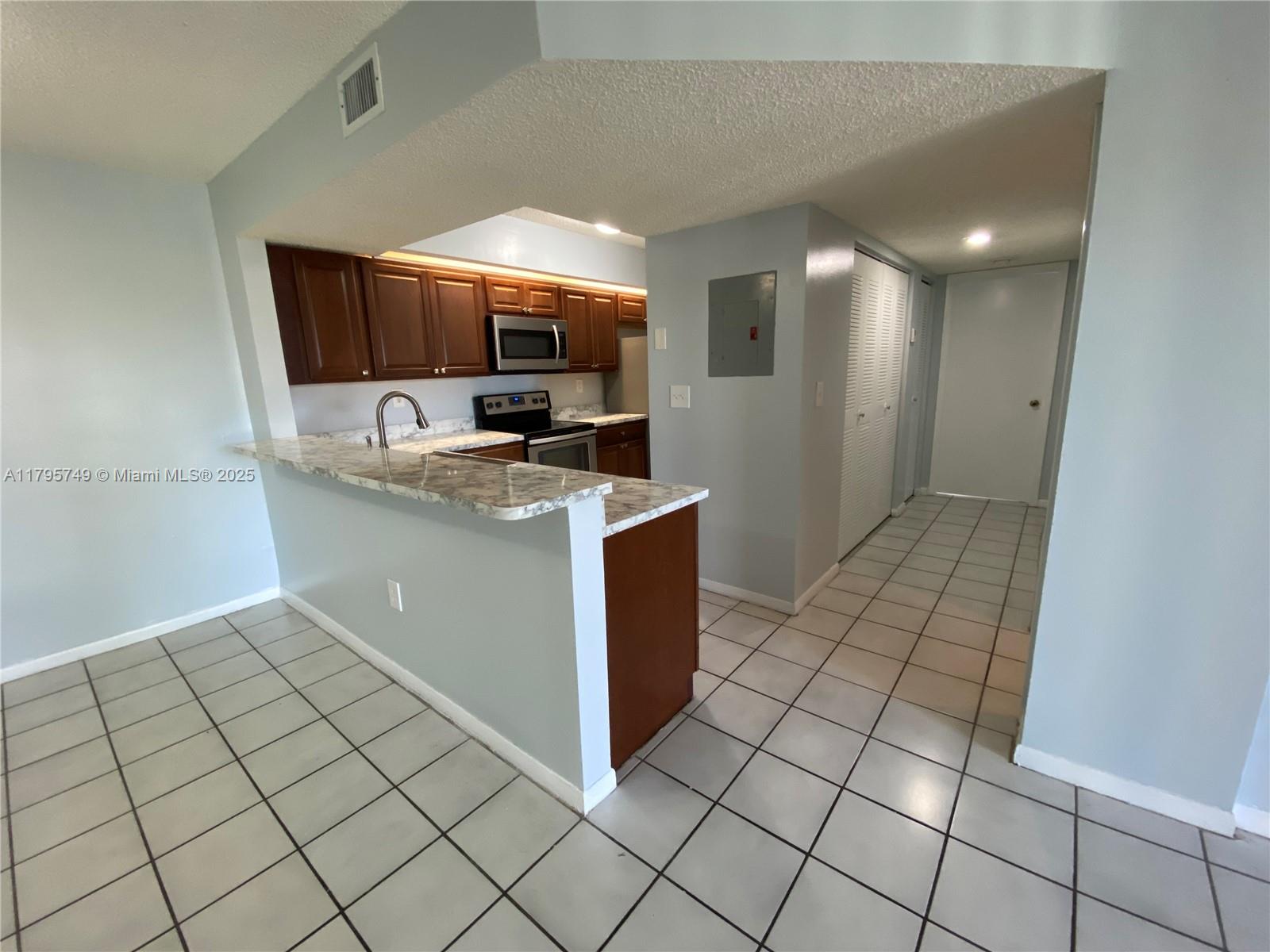 LE CLUB AT OLD CUTLER CON - Residential Lease