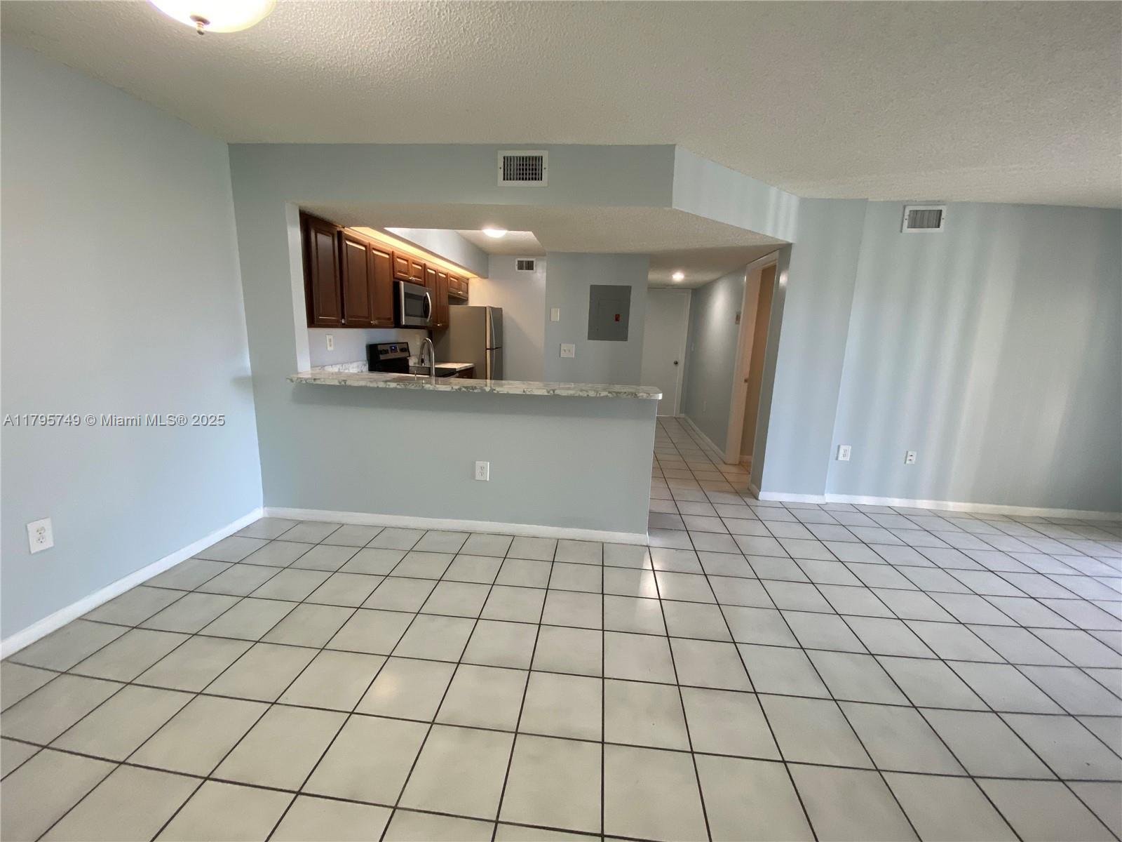 LE CLUB AT OLD CUTLER CON - Residential Lease