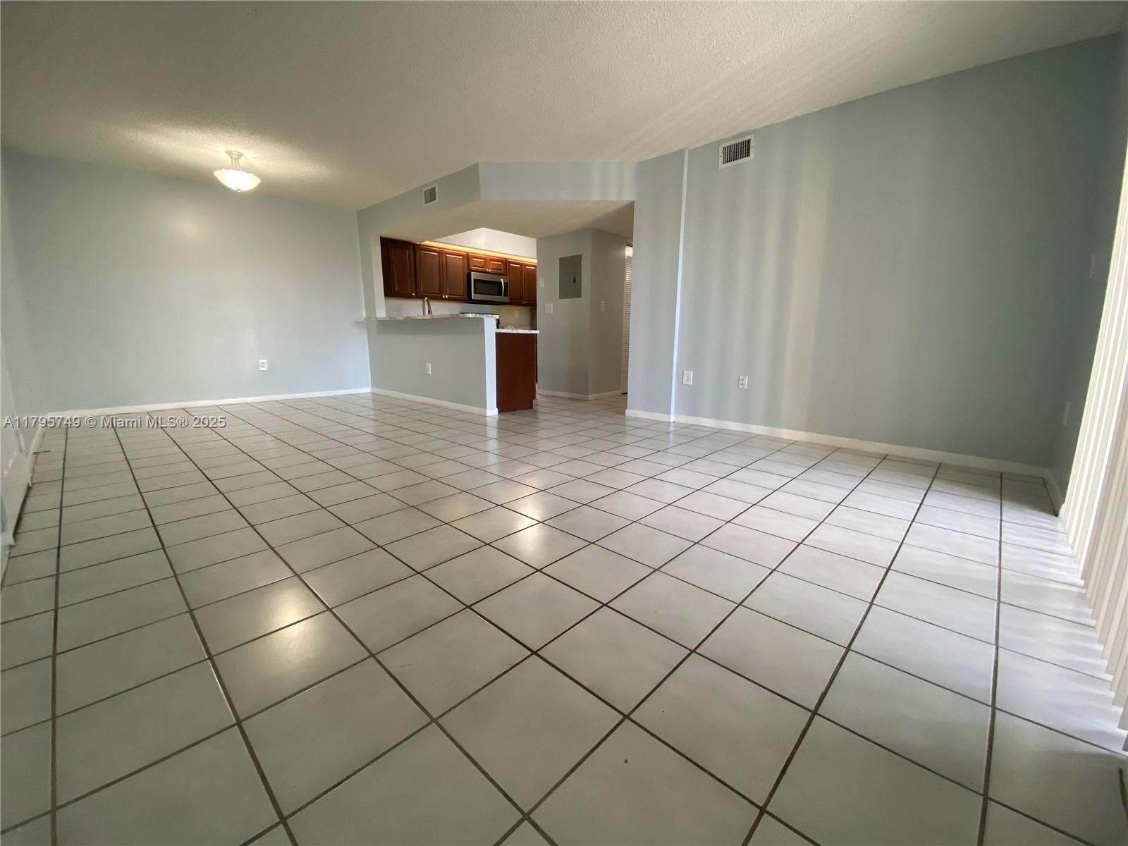 LE CLUB AT OLD CUTLER CON - Residential Lease