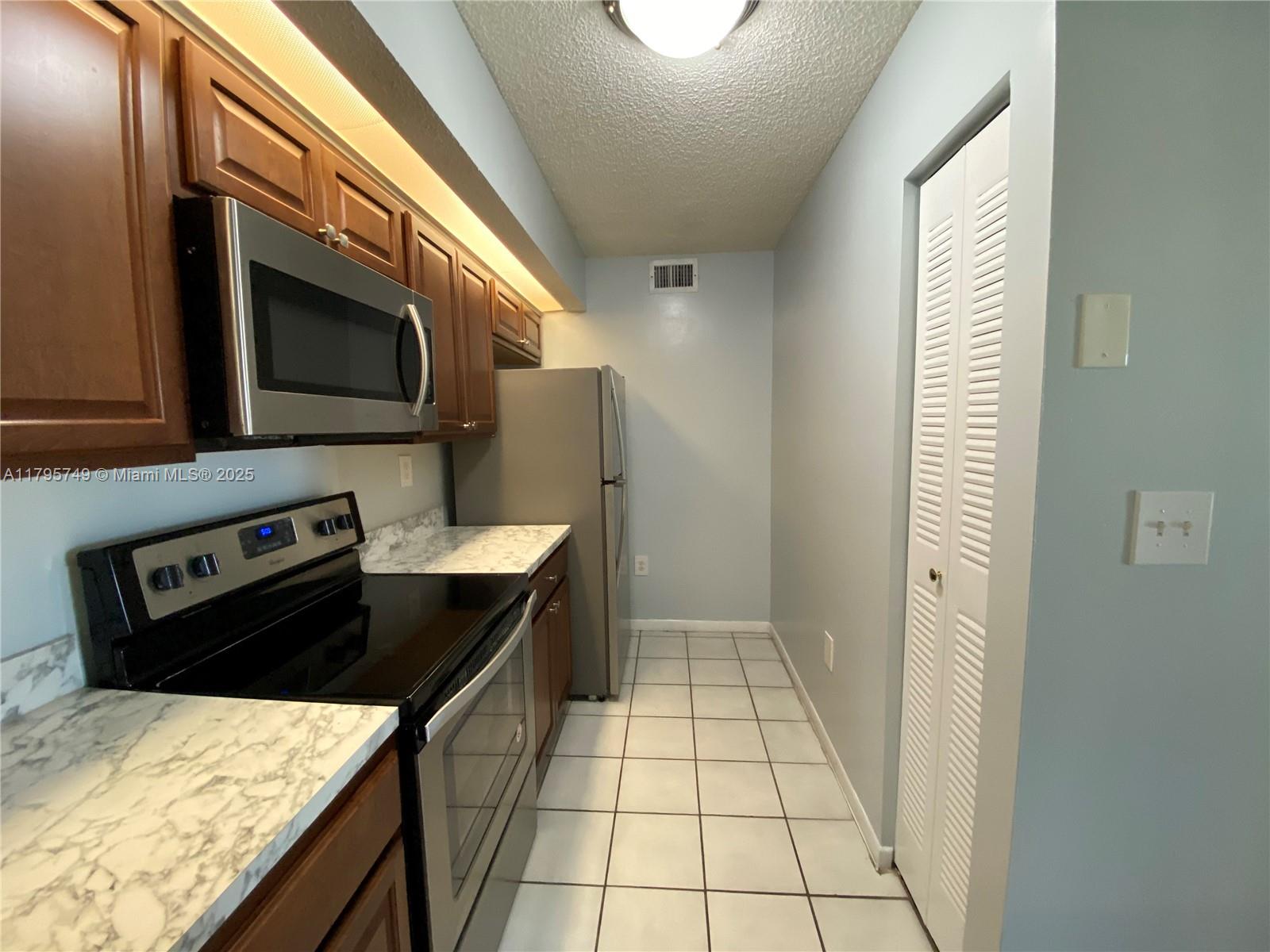 LE CLUB AT OLD CUTLER CON - Residential Lease