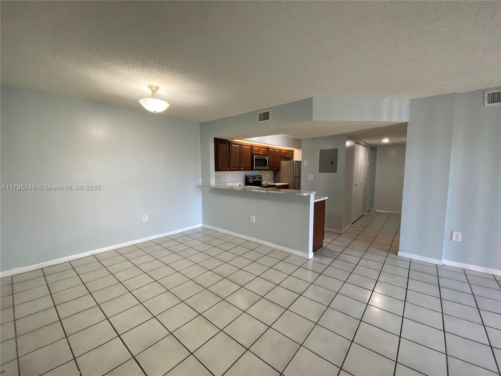 LE CLUB AT OLD CUTLER CON - Residential Lease