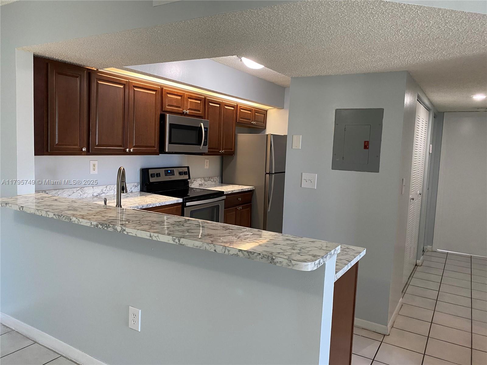 LE CLUB AT OLD CUTLER CON - Residential Lease