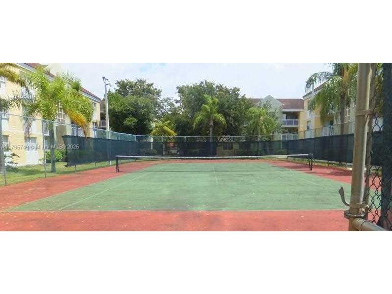 LE CLUB AT OLD CUTLER CON - Residential Lease