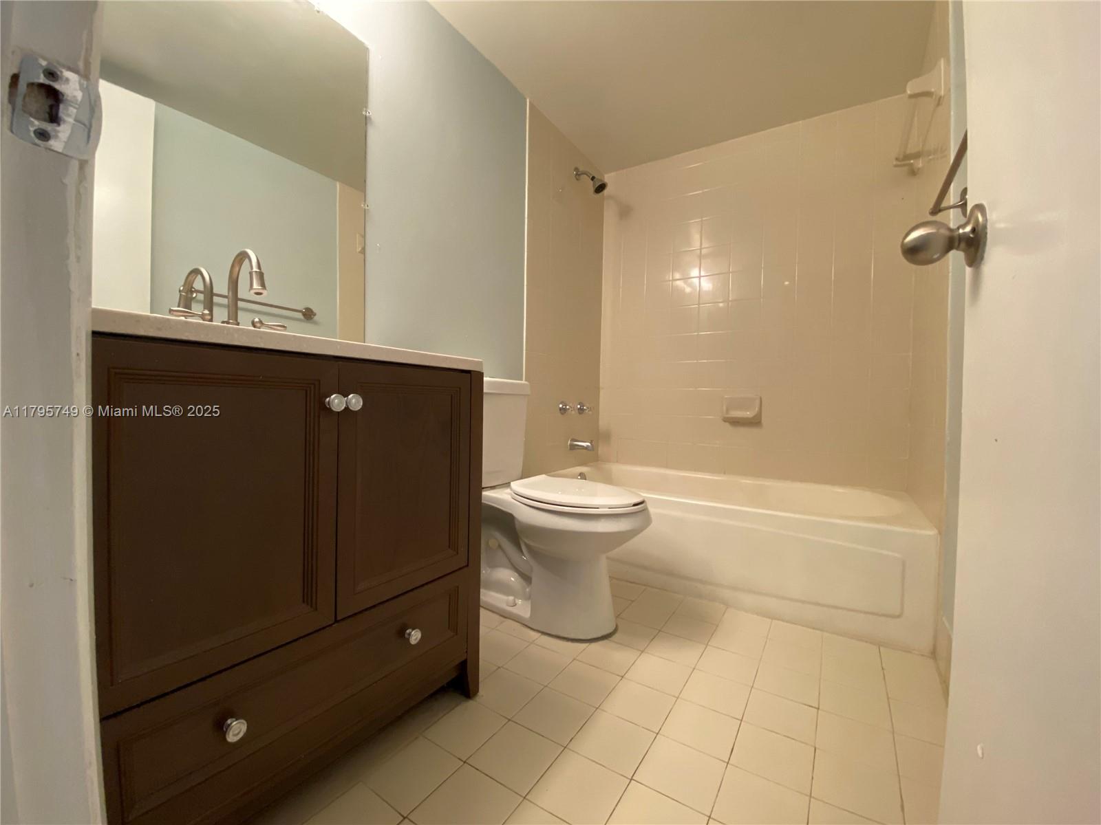 LE CLUB AT OLD CUTLER CON - Residential Lease