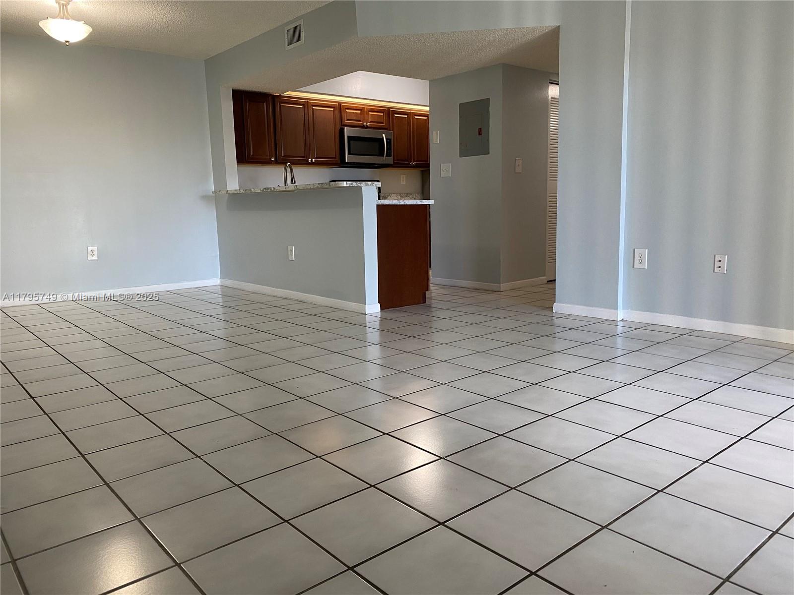 LE CLUB AT OLD CUTLER CON - Residential Lease